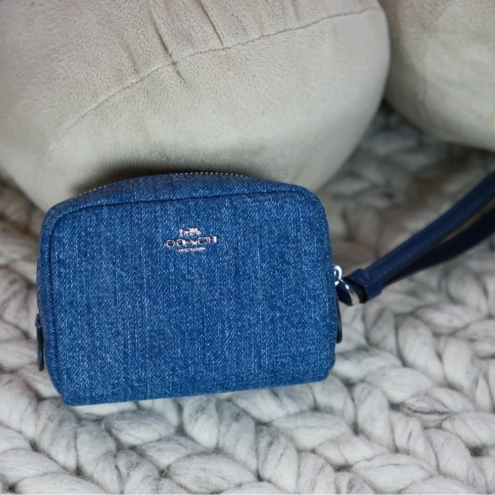 NWT Coach Outlet Pouch Wristlet CAP97 - Picture 1 of 8